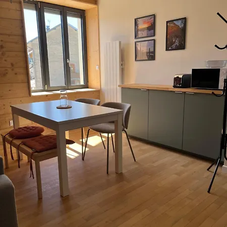 Entre Montagnes Et Lacs Apartment *